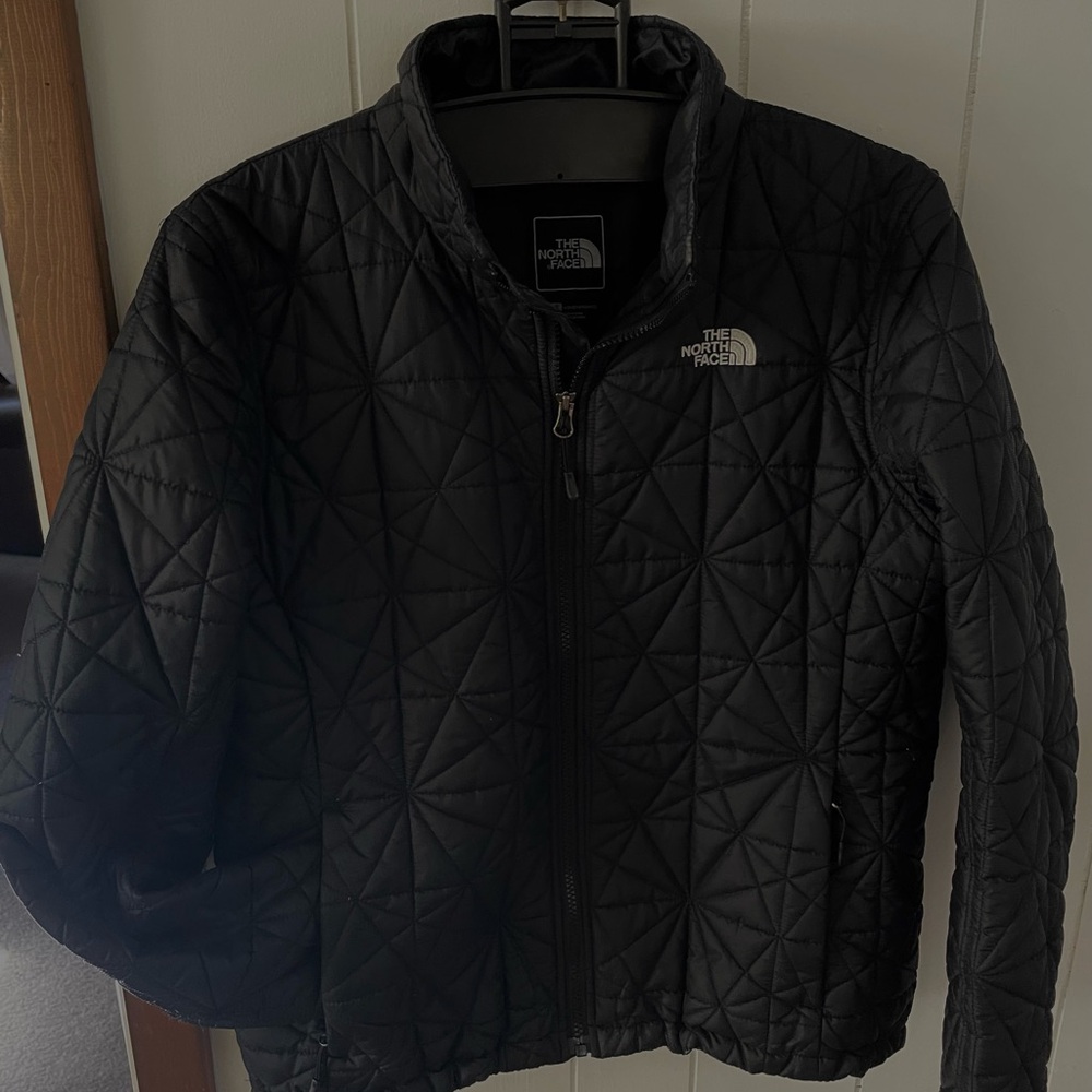 Women’s like new, TNF North Face lightweight warm coat.